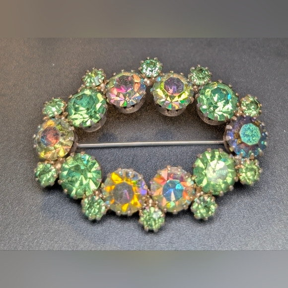 Vintage Green Aurora Borealis Rhinestone Brooch Mid Century Glam Old Money Retro - Picture 6 of 10
